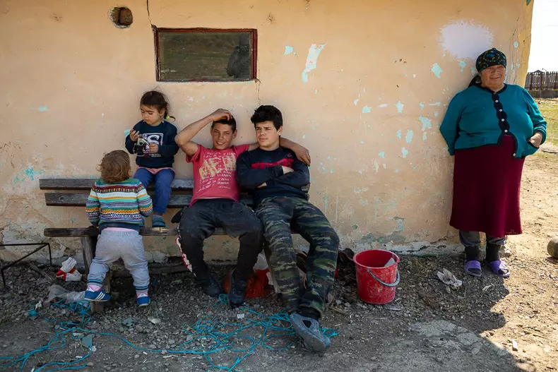 baiat-casa-singur-dambovita-s-43