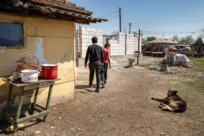 baiat-casa-singur-dambovita-s-47