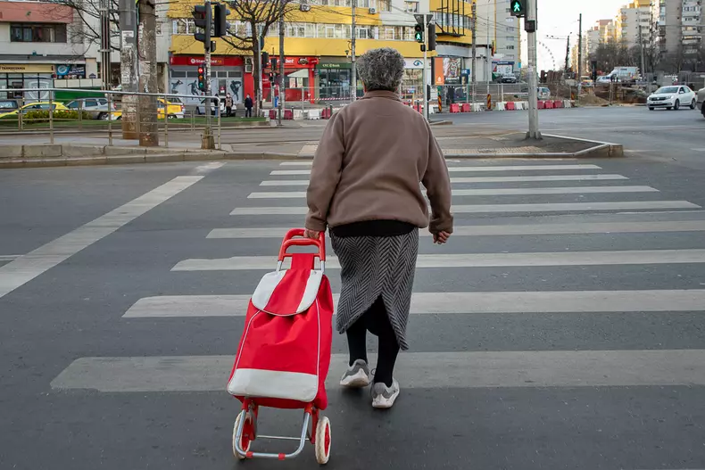 d-na-georgeta-vanzatoare-ziare-s-32