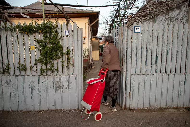 d-na-georgeta-vanzatoare-ziare-s-45