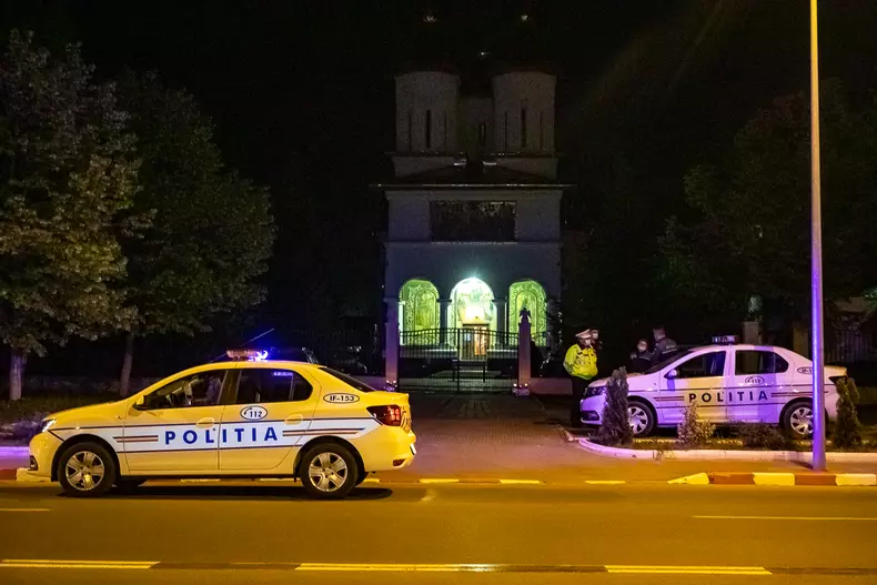 În noaptea de Înviere, bisericile au fost păzite de echipaje de poliție și de jandarmi. Foto Eli Driu