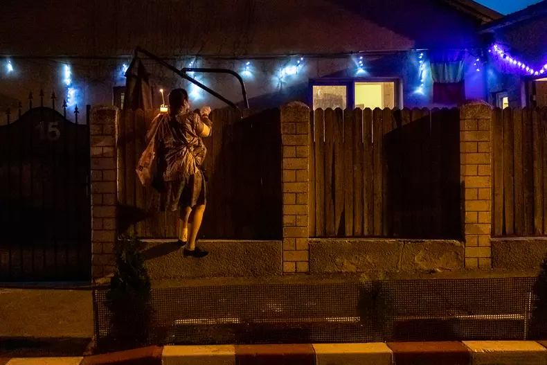 “Primiți lumină?” întreabă o voluntară care a dus lumină la enoriași din Voluntari. Foto Eli Driu