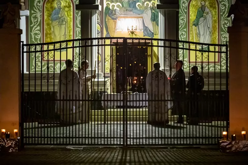 Anul acesta, slujba de Înviere s-a ținut în biserici cu porțile închise. Foto Eli Driu