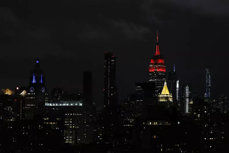 Empire State Building, luminată în culorile unei sirene de ambulanţă