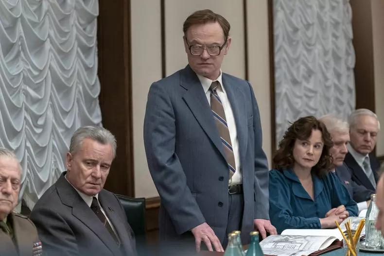 Stellan Skarsgard, Jared Harris și Emily Watson în “Cernobîl”