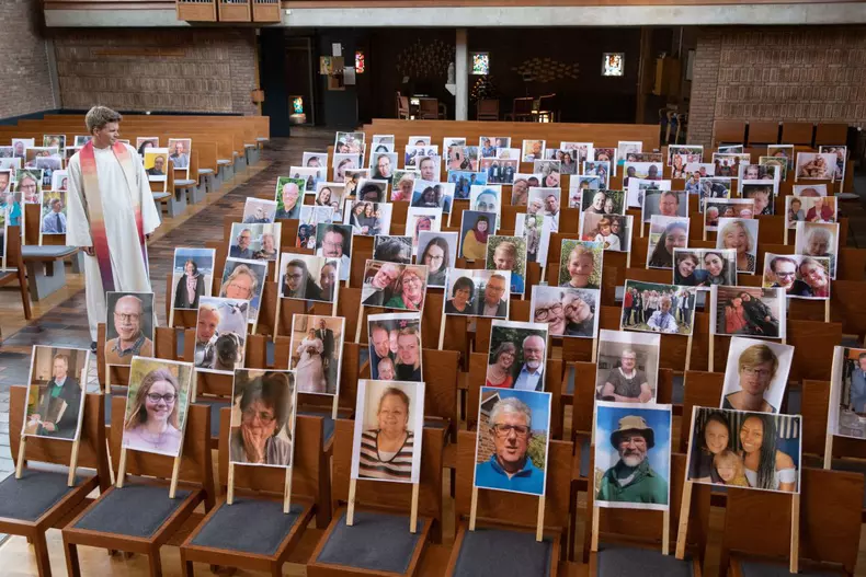 Un pastor al unei Biserici Luterane din orașul german Nordhorn a pus pe scaunele din biserică fotografiile credincioșilor
