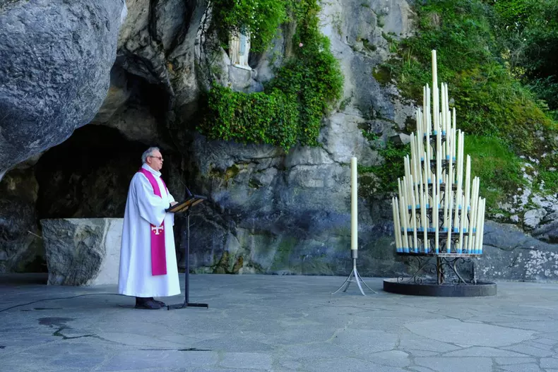 Un preot oficiază liturghia la Sanctuarul Maicii Domnului de la Lourdes (Franța), unul dintre cele mai importante locuri de pelerinaj pentru creștini, care anul acesta este gol