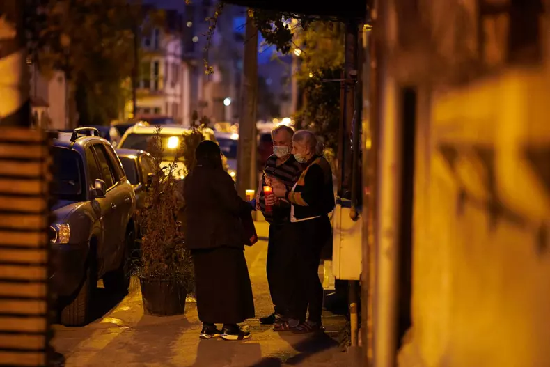 Voluntari impart lumina pe strazile Bucurestiului