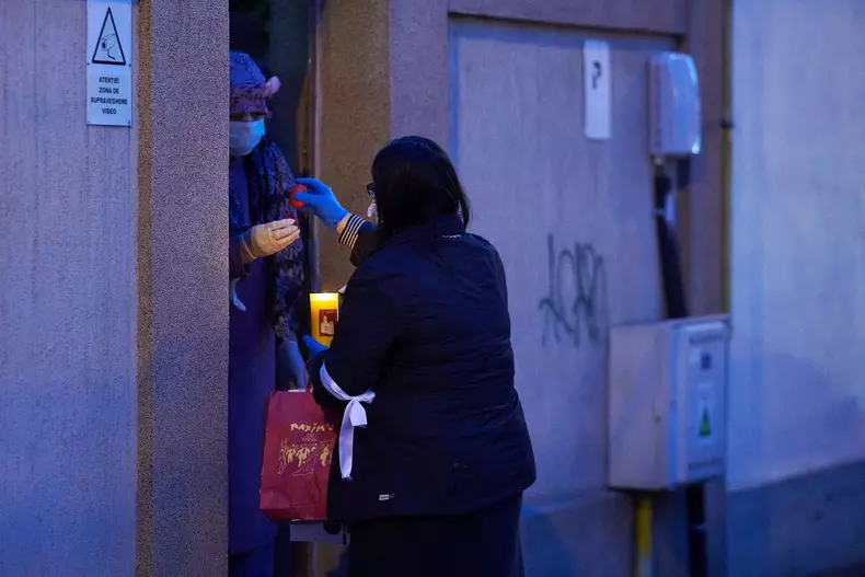 Voluntari impart lumina pe strazile Bucurestiului