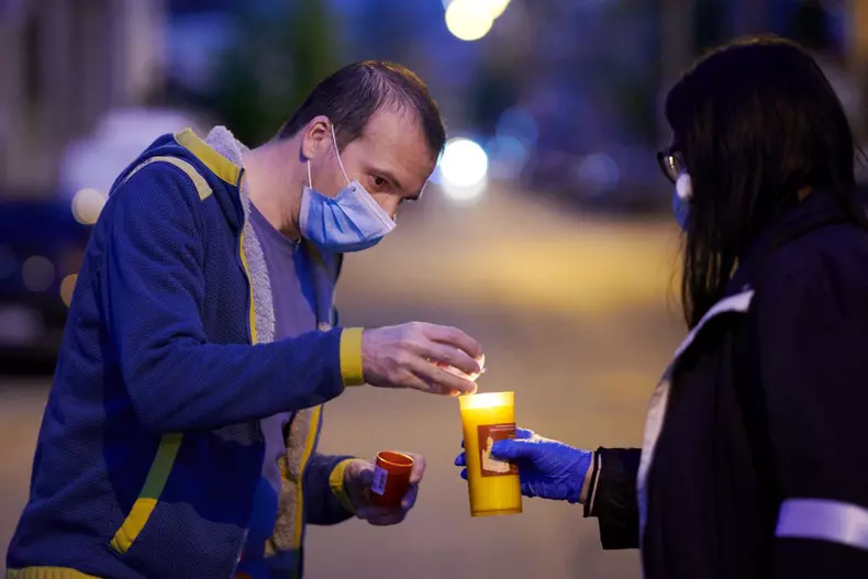 Voluntari impart lumina pe strazile Bucurestiului