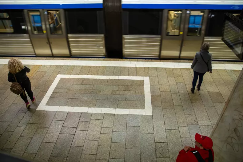 metrou Unirii - distantare sociala