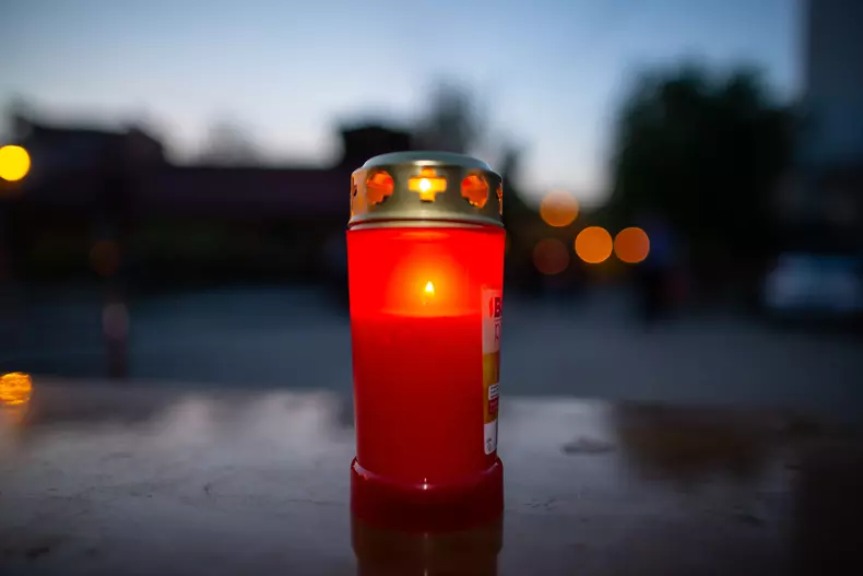 O candelă este aprinsă în curtea bisericii Sfânta Treime Dudești. Foto Vlad Chirea