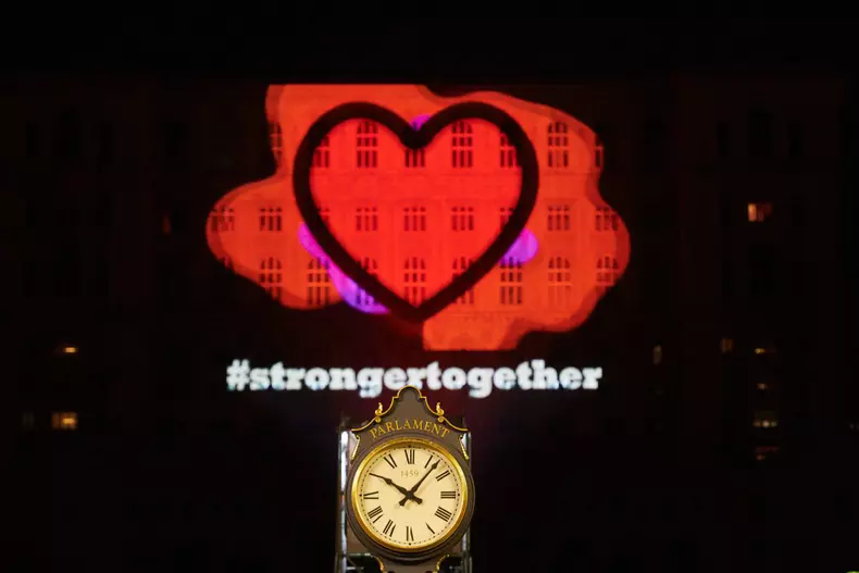 RKX_4990_17-04-2020_one world, one heart, video mapping