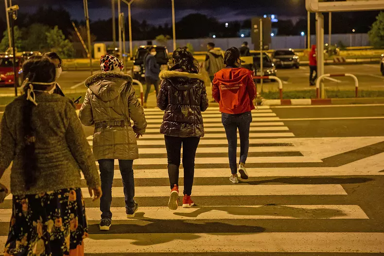 Cei 36 de srilankezi se duc la singură toaletă în exteriorul Aeroportului Otopeni