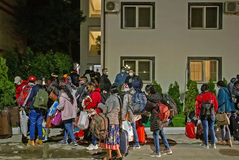 Muncitorii srilankezi veniți de la Botoșani așteaptă să se cazeze intr-un hotel din Otopeni, după 5 ore de așteptare în fața aeroportului