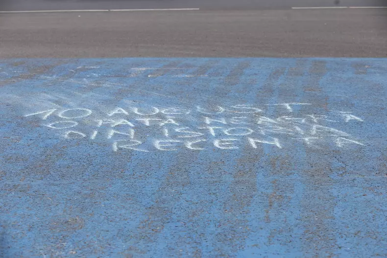 Mesaj scris de manifestanți pe asfaltul din fața Guvernului FOTO: Dumitru Angelescu