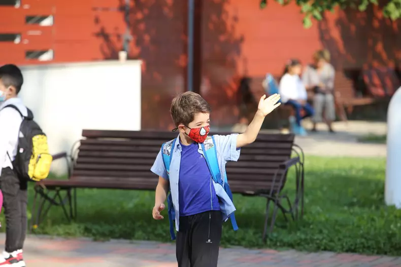 Prima zi de școală sursa foto Dumitru Angelescu