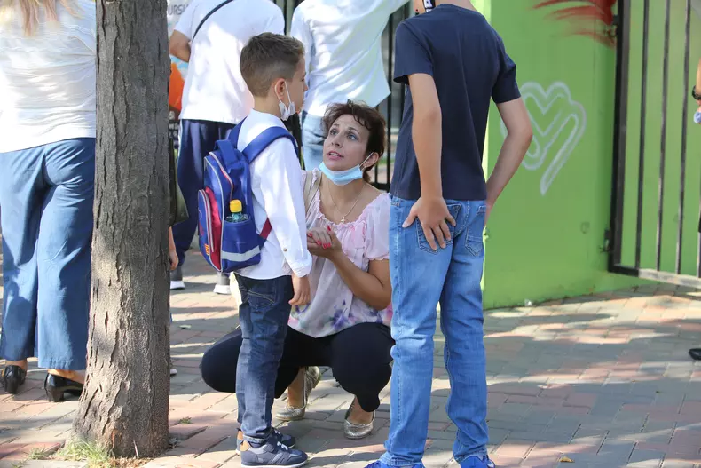 Prima zi de școală sursa foto Dumitru Angelescu