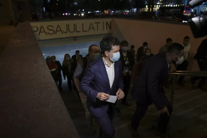 INSTANT_NICUSOR_0021_INQUAM_Photos_Octav_Ganea