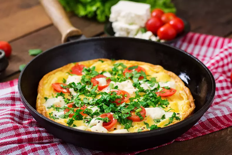 omleta-rosii-patrunjel-branza-feta