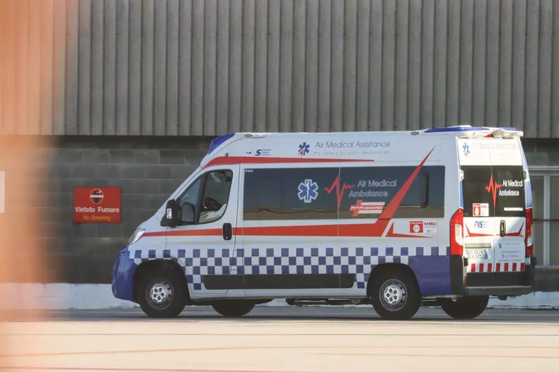 Ambulanța care l-a preluat pe Cristiano Ronaldo de la aeroportul din Torino. Foto: Profimedia