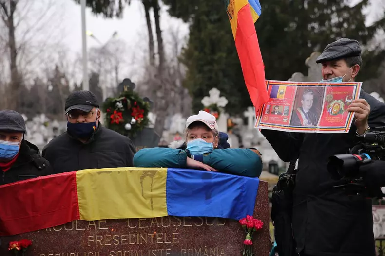 Nostalgici la mormântul lui Nicolae Ceaușescu, 26 ianuarie 2021 FOTO: Dumitru Angelescu