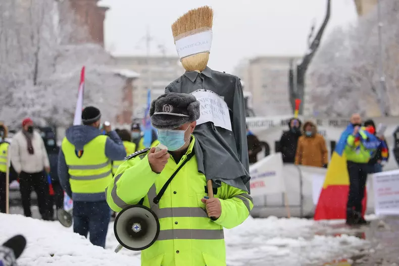 Aproape 100 de polițiști și grefieri pichetează sediul MAI FOTO: Dumitru Angelescu