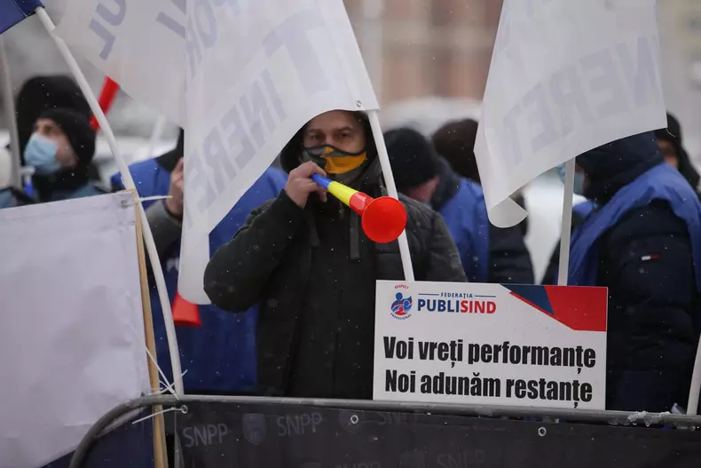 Aproape 100 de polițiști și grefieri pichetează sediul MAI FOTO: Dumitru Angelescu