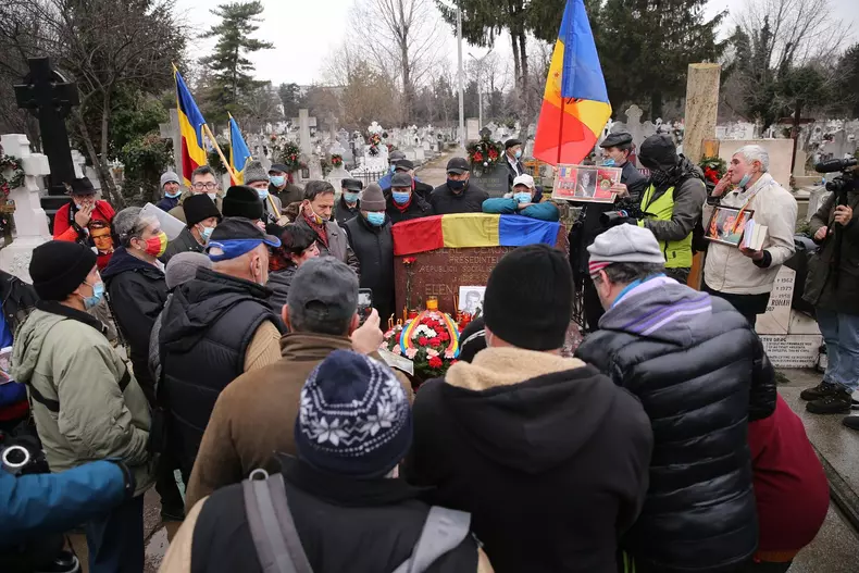 Nostalgici la mormântul lui Nicolae Ceaușescu, 26 ianuarie 2021 FOTO: Dumitru Angelescu