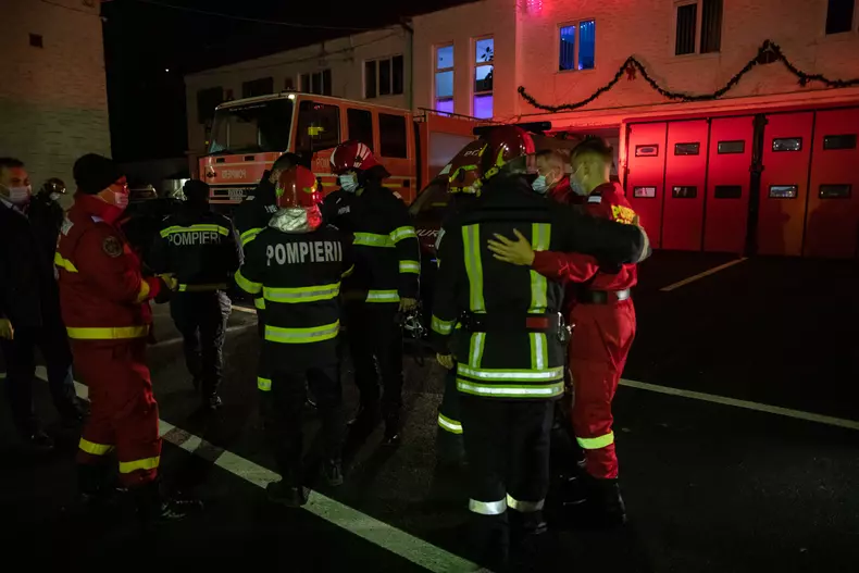Noaptea dintre ani cu pompierii brașoveni (Foto Vlad Chirea / Libertatea)