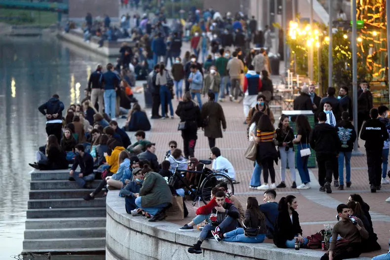 People Enjoy Restaurants - Milan
