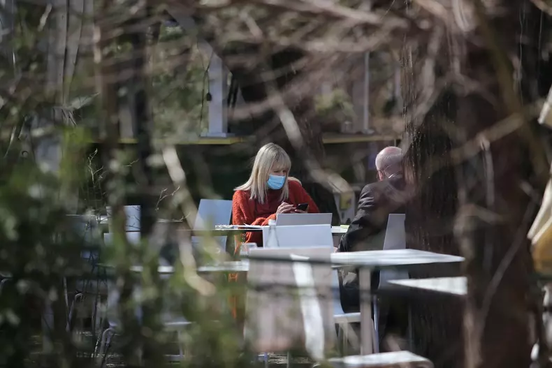 Elena Udrea, alaturi de avocatul Veronel Radulescu, in asteptarea deciziei Curtii de Apel