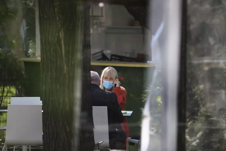 Elena Udrea, alaturi de avocatul Veronel Radulescu, in asteptarea deciziei Curtii de Apel