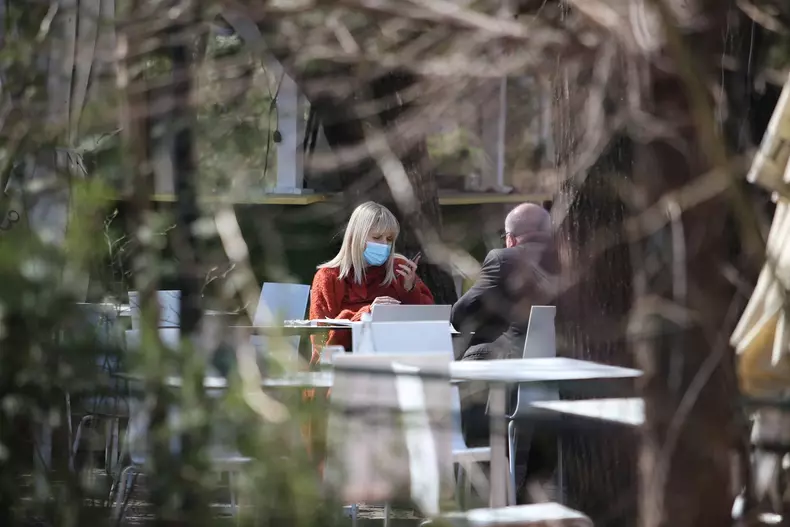 Elena Udrea, alaturi de avocatul Veronel Radulescu, in asteptarea deciziei Curtii de Apel