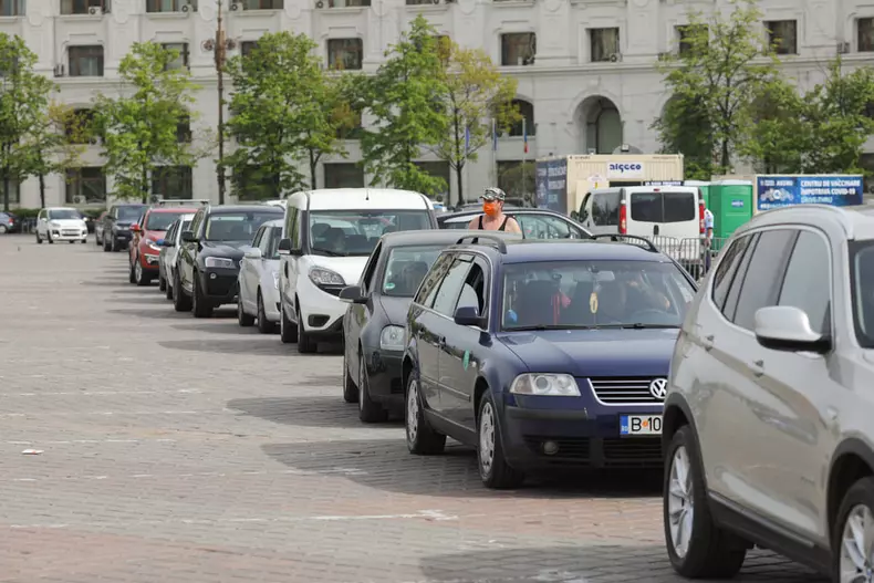 Vaccinare din mașină în Piața Constituției foto: Vlad Chirea