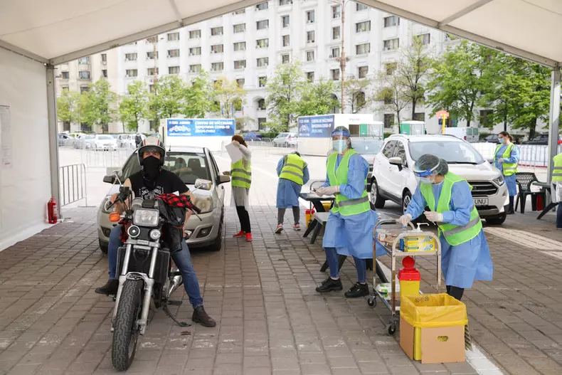 Vaccinare din mașină în Piața Constituției foto: Vlad Chirea