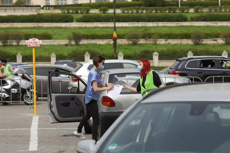 Vaccinare din mașină în Piața Constituției foto: Vlad Chirea