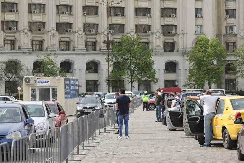 Vaccinare din mașină în Piața Constituției foto: Vlad Chirea