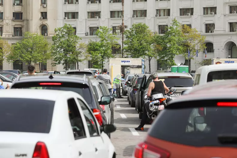 Vaccinare din mașină în Piața Constituției foto: Vlad Chirea