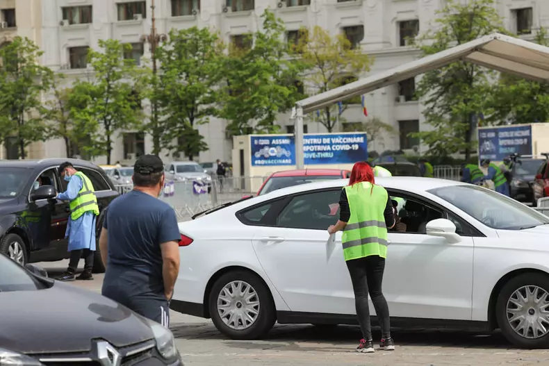 Vaccinare din mașină în Piața Constituției foto: Vlad Chirea