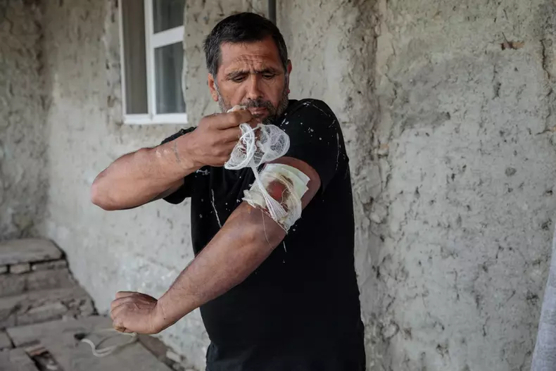 Dănuț Constantin iși schimbă bandajul de pe braț