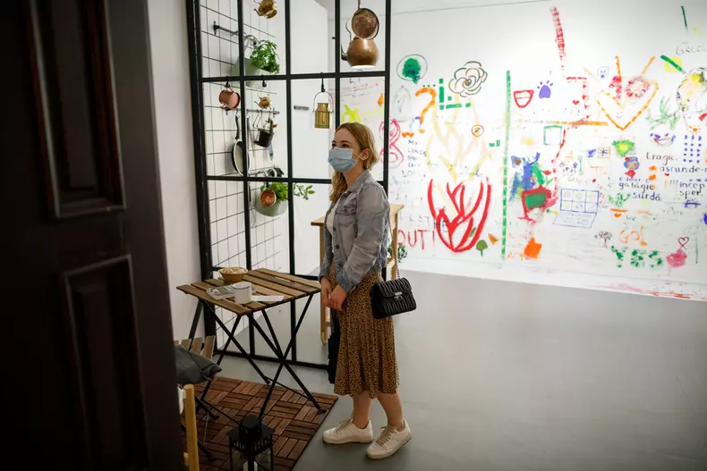 Această tânără a empatizat cu cei care și-au donat poveștile