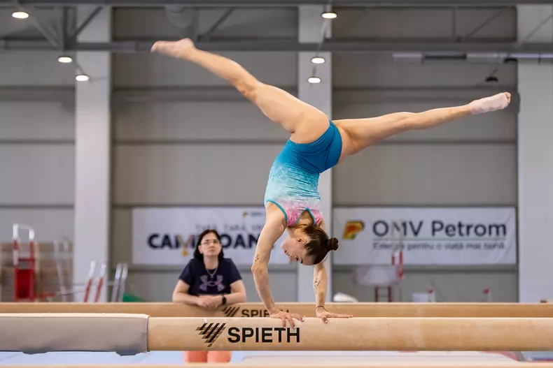 Lăcrămioara Moldovan urmărește exercițiul Larisei la bârnă