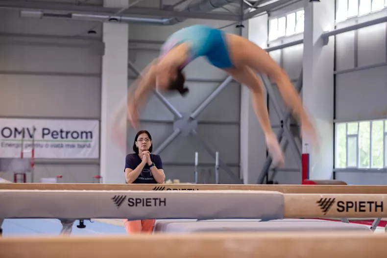 Lăcrămioara Moldovan urmărește exercițiul Larisei la bârnă