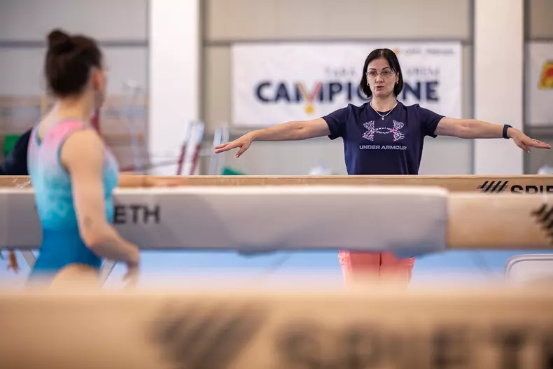 Lăcrămioara Moldovan urmărește exercițiul Larisei la bârnă