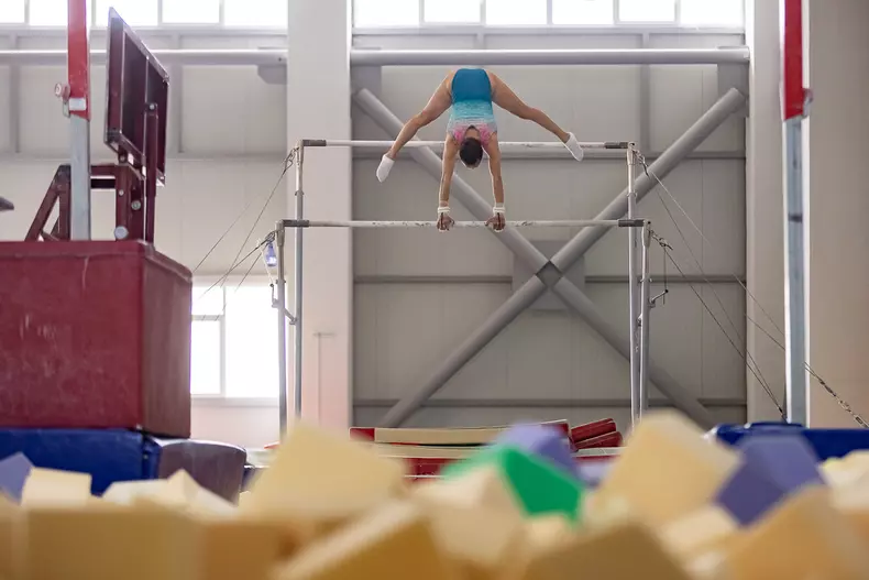 Larisa se antrenează la paralele