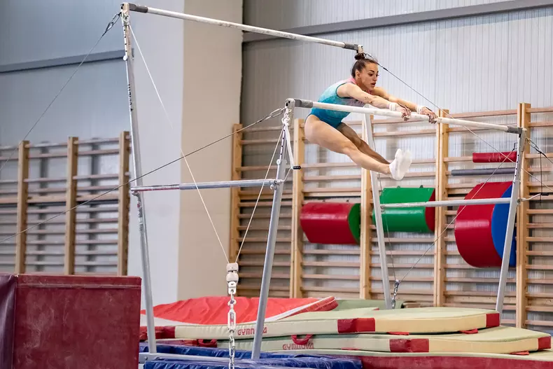 Larisa se antrenează la paralele