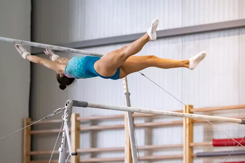 Larisa se antrenează la paralele