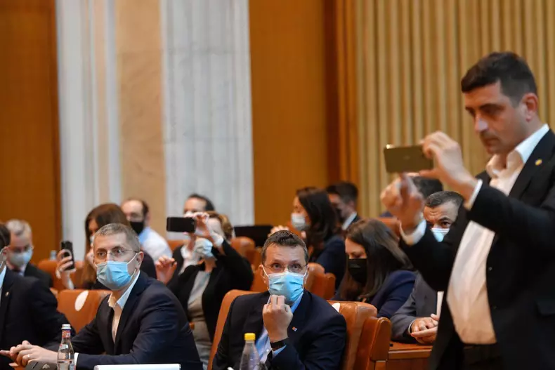 BUCURESTI - PARLAMENT - MOTIUNE DE CENZURA