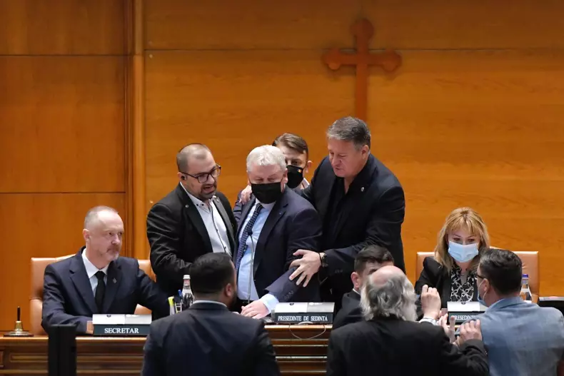 BUCURESTI - PARLAMENT - MOTIUNE DE CENZURA
